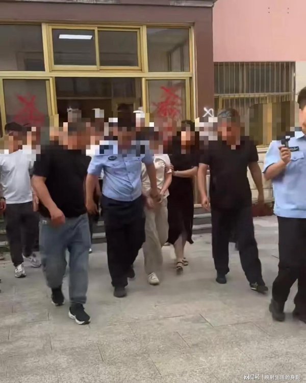 中金优配 孟村女子被打地点疑似在电梯，婆婆向娘家人下跪道歉祈求原谅